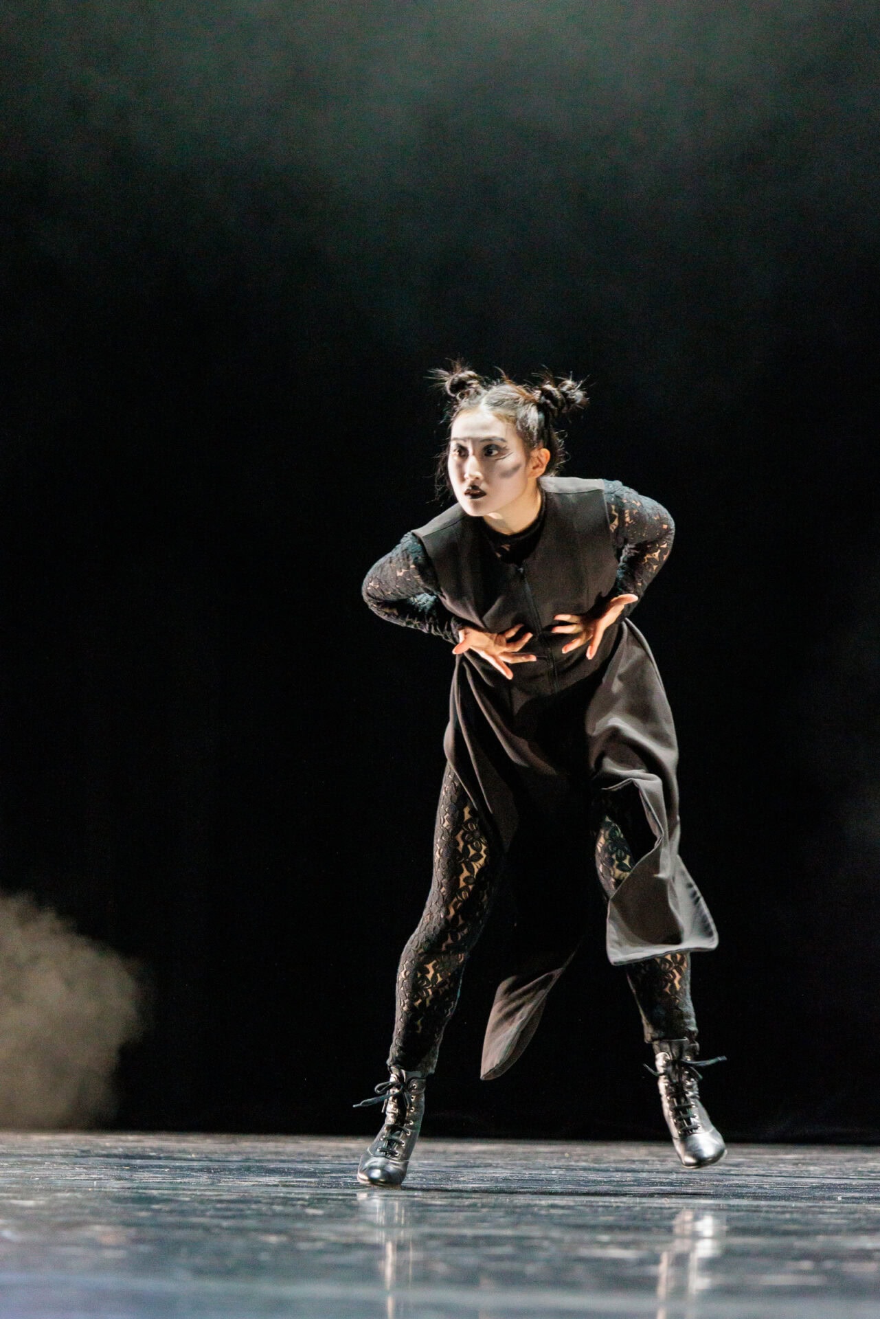 Moderne Bühnentanz-Aufführung im Apollo Theater Siegen, mit einer Tänzerin in schwarzem Kostüm, energetischer Pose und dramatischer Beleuchtung.